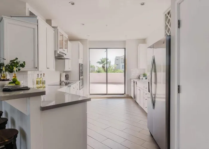 Lyra - Dual Retreat - In Old Town *