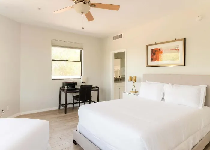 Lyra - Dual Retreat - In Old Town