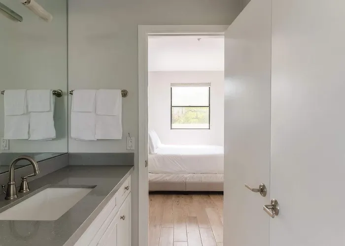Lyra - Dual Retreat - In Old Town