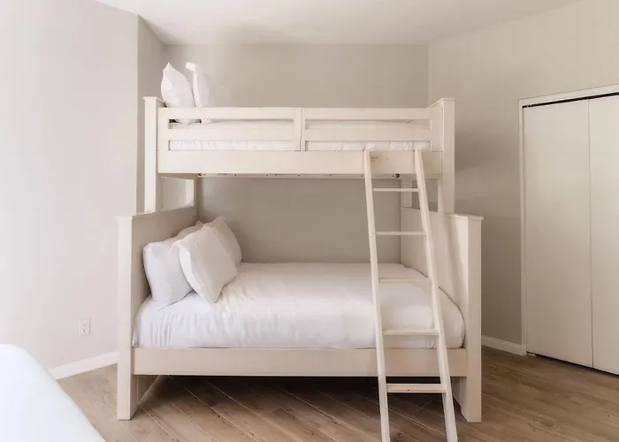 Lyra - Dual Retreat - In Old Town *