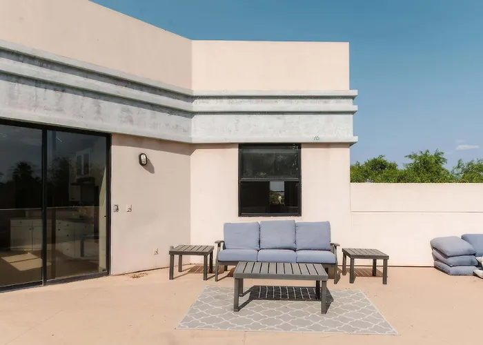 Lyra - Dual Retreat - In Old Town