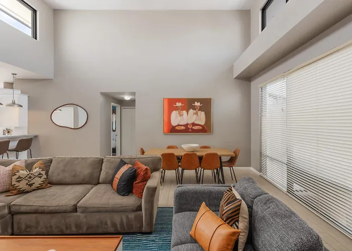 Lyra - Dual Retreat - In Old Town *