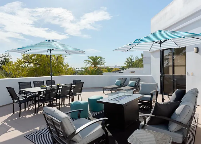 Lyra - Dual Retreat - In Old Town