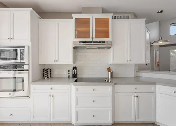 Lyra - Dual Retreat - In Old Town *