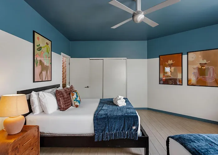 Lyra - Dual Retreat - In Old Town