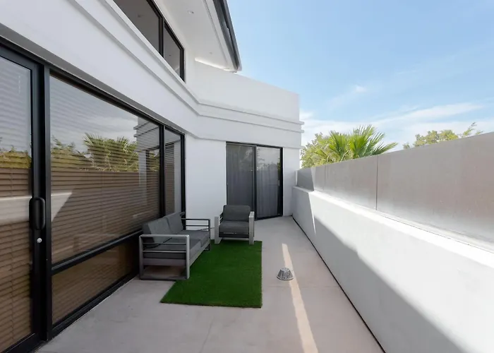 Lyra - Dual Retreat - In Old Town