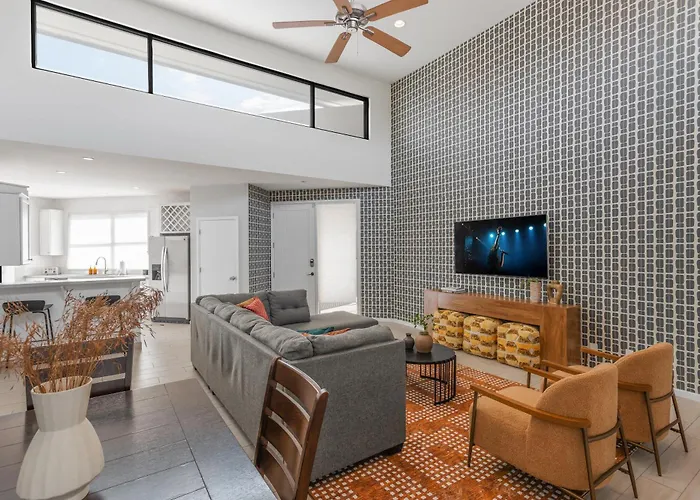 Lyra - Dual Retreat - In Old Town *