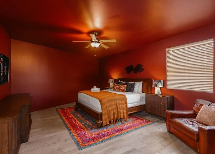 Lyra - Dual Retreat - In Old Town *