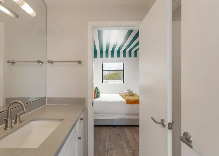 Lyra - Dual Retreat - In Old Town *