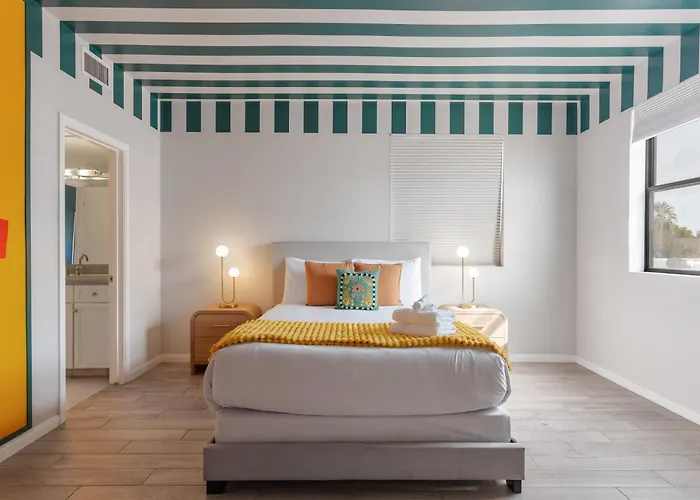 Lyra - Dual Retreat - In Old Town